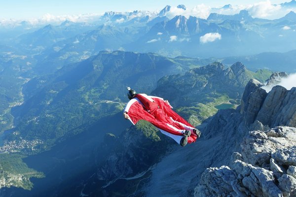 Quels sont les meilleurs spots pour pratiquer le vol en wingsuit dans les Alpes françaises?